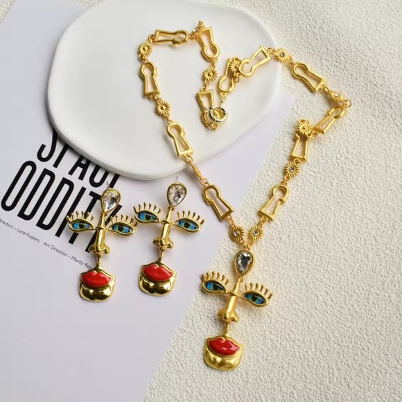 Gold and Red Artistic Face Pendant Necklace - Picture 5 of 5